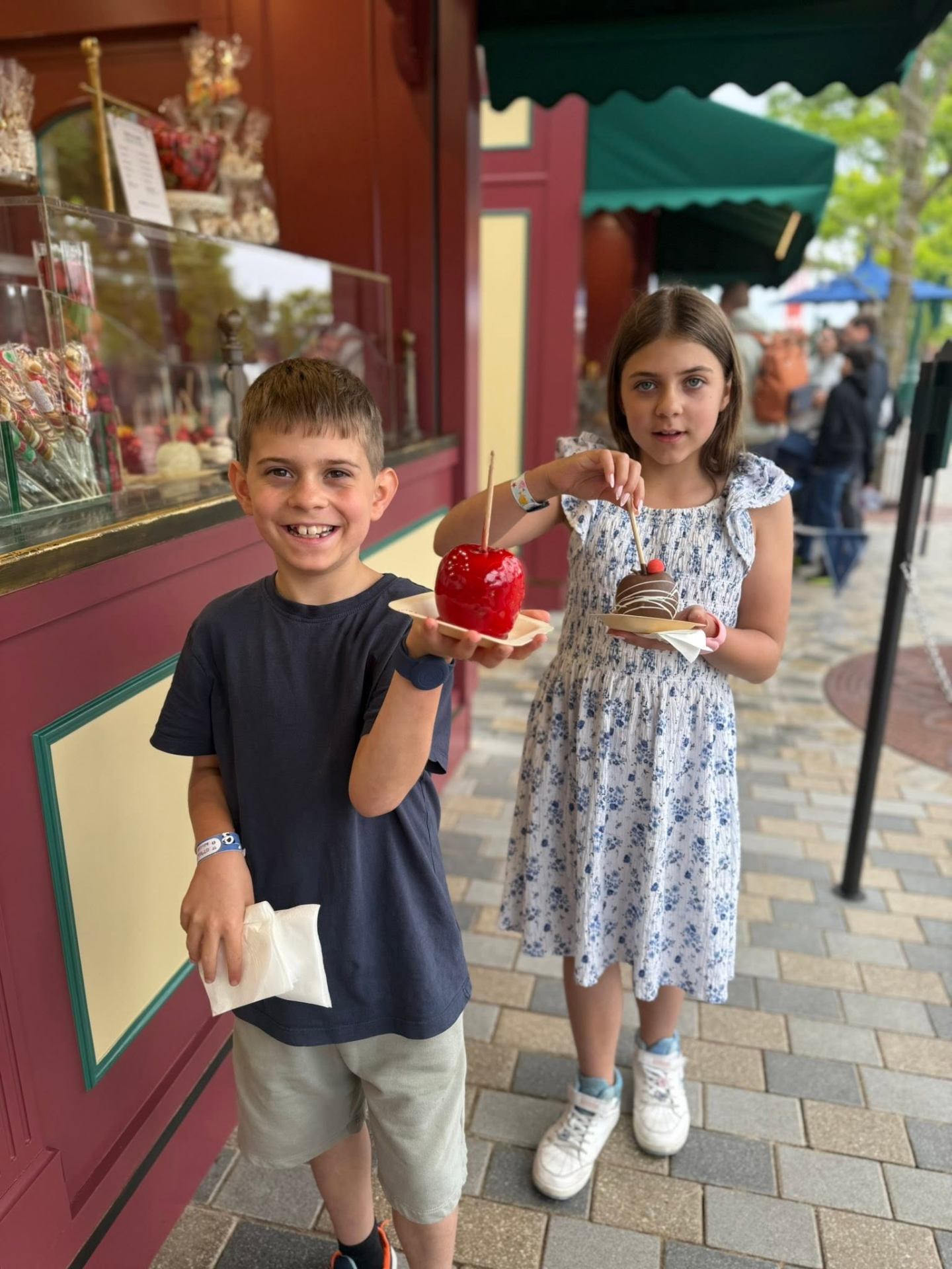 Two kids with candy apples